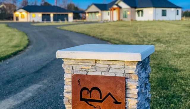 Lazy B Cottage · Lazy B Cottage-Wine Country Getaway, Great for Two
