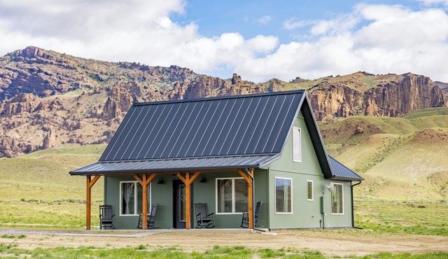 Lazy Bear Cabin- Mountain Views, on the way to Yellowstone, Newly constructed Cabin