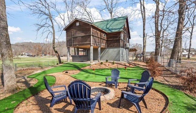 Lazy River Lodge -sleeps 8, hot tub, putting green, and shared boat slip