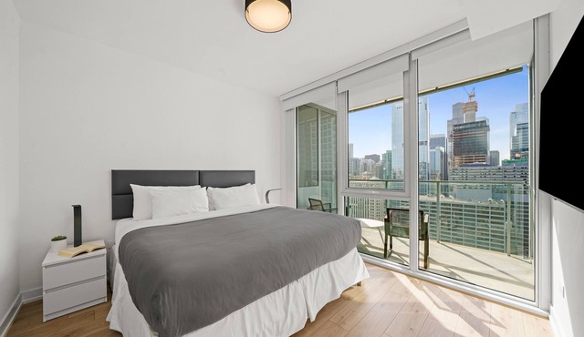 Level River North - Executive One Bedroom Suite with Office