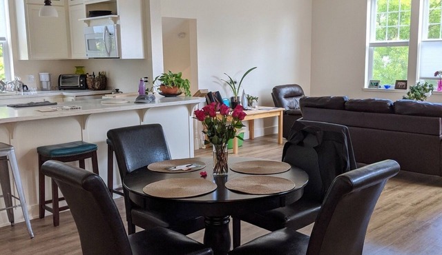 Light-filled, upper story flat, walking distance to Oregon Shakespeare Festival