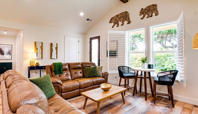 Lily Pond House. Stylish Coastal Home, 5 min. Walk to Beach, SPA