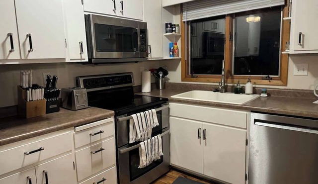 Lincoln Luxury Home: fenced yard with playset, BBQ & 6 Bedrooms!