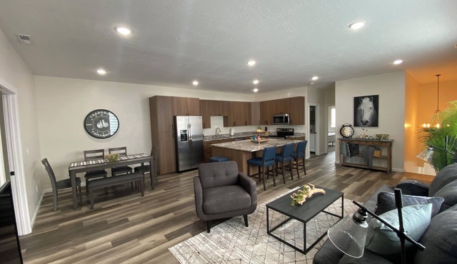 Located in Downtown Evanston, Walking distance to food, shops, and Train Depot.
