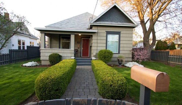 Locust St Cottage · Locust, Close to Town & Campus, Super Charming