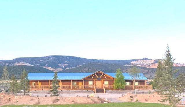 Lodge - 3Suites & 7Cabins Sleeps 50+ Family Reunions,Corporate Retreats,Weddings
