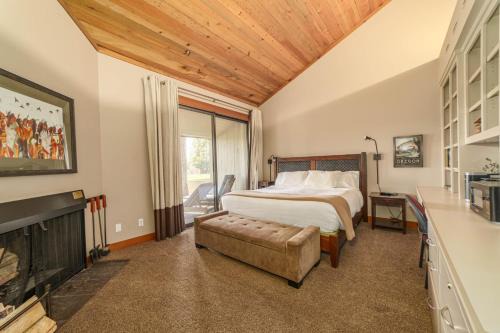 Lodge Room 023