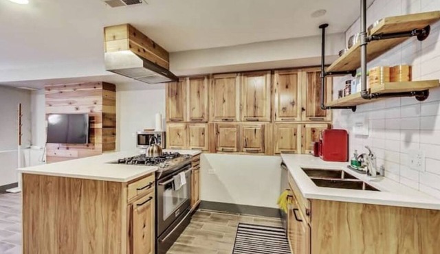 Lofty 2Bd/Ba Med District