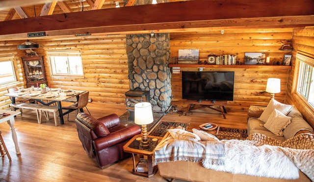Log cabin, mountain views, golf course, fire pit, near Jackson Hole, sleeps 10