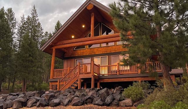 Log style Cabin near Crater Lake with Mountain Views!