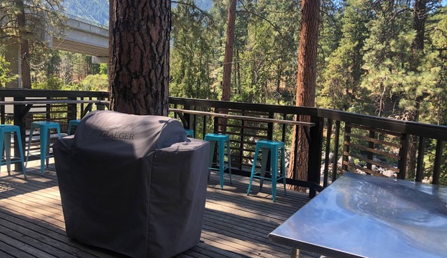 LOGE Leavenworth Riverside