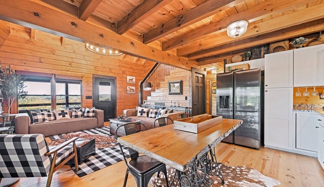 Long-range mountain views, wraparound deck, stunning decor, hot tub, star gazing in Ranger
