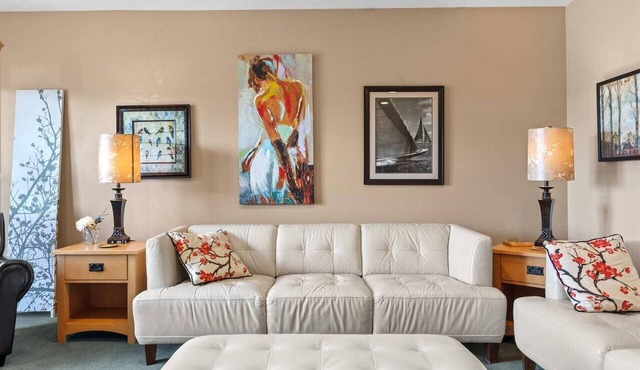 Long Stays Welcome |ADA Home with Cozy Fireplace, Close to Silverwood, Restaurants & Hayden Lake!