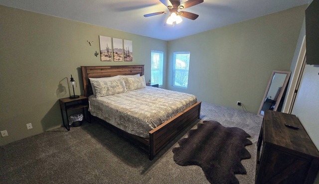 Lookout Lodge, cozy retreat steps to Main St & hot pools! Views & a pool table!