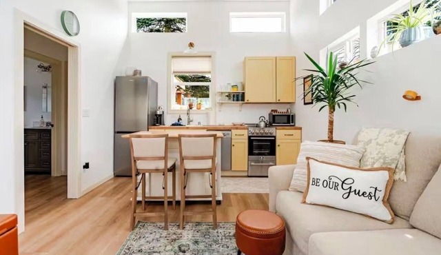 Lovely 1-bedroom cottage with AC in charming Monroe Private outdoor patio