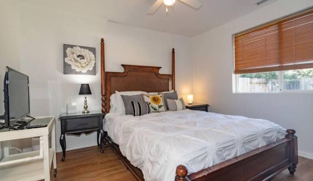 Lovely 2 bdrm, 2 bath, backyard, garage & parking