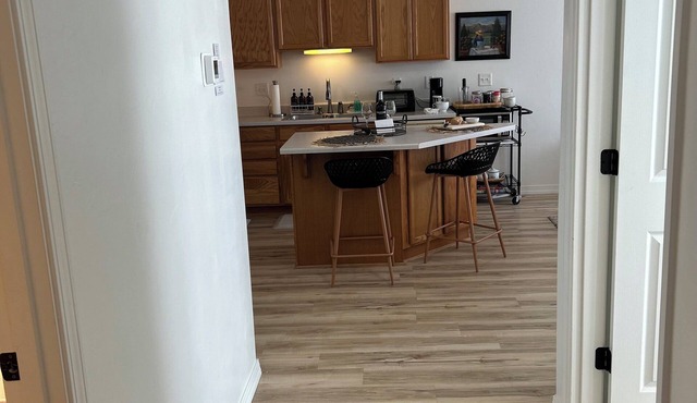 Lovely 2 bedroom condo Mid-century Cozy cottage