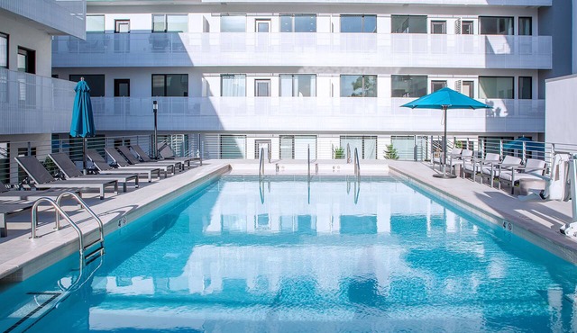 LUX-MODERN Condo Pool View, FREE Parking, Gym, 10 mint walk to the Gulch!