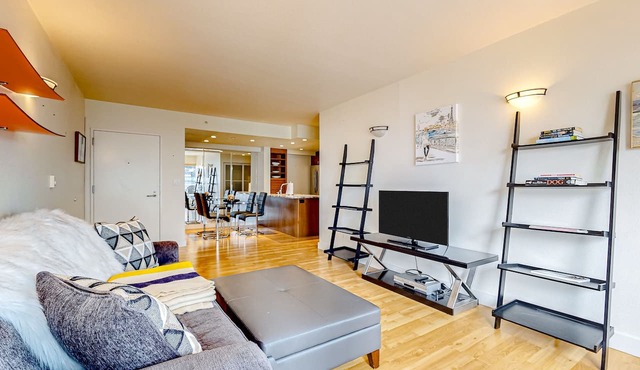 Luxe 21st-floor condo in the heart of downtown with pool, hot tub & gym