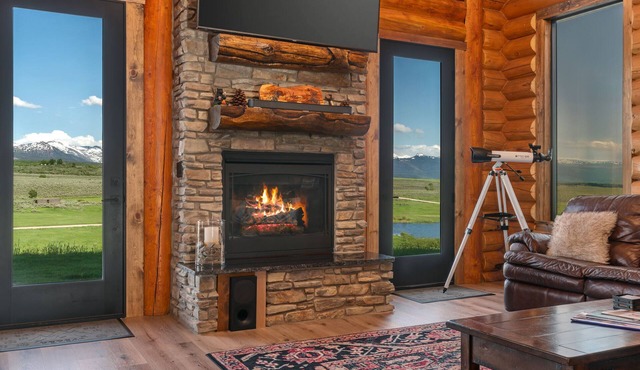 Luxe Log Cabin: Teton Views, Huge Patio, & Hot Tub
