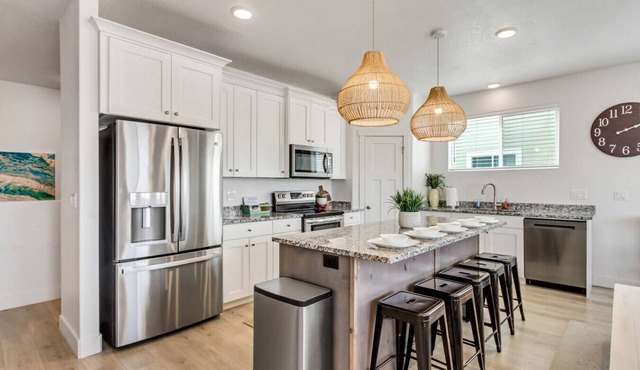 Luxurious 6-Bedroom Retreat Near Bear Lake – Sleeps 23, Modern Amenities, Year-Round Adventures!