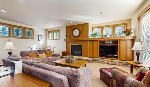 Luxurious home near the SHARC & Village with private hot tub resort amenities