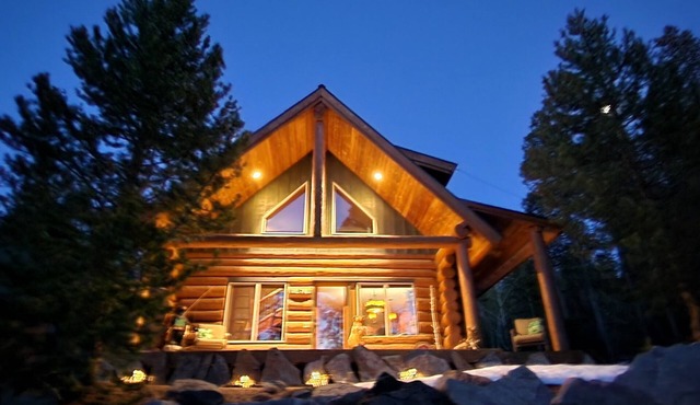 LUXURIOUS LOG CABIN HOT TUB, trails, lakes, hiking, biking, skiing, THEATER ROOM