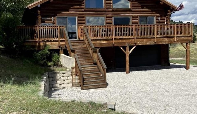 Luxurious Log Home with Madison River Views near Three Dollar Bridge, J & J Ranch, Montana
