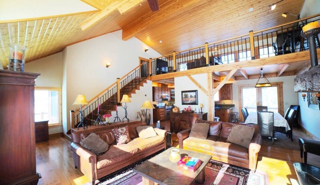 Luxurious Private Mountain Retreat w/Hot Tub + Sauna