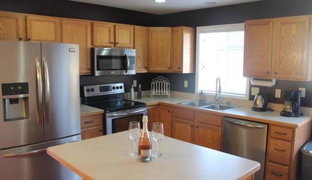 Luxurious Townhome Minutes From Beautiful Downtown, Golf Course, And Ski Area