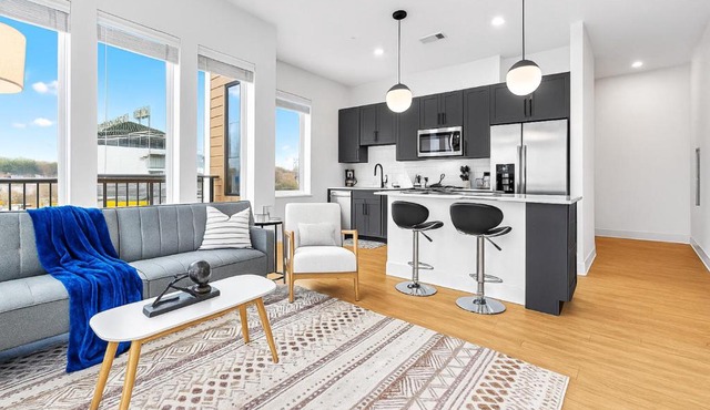 Luxury 2BR Steps from Railroad Park