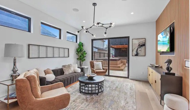 Luxury 4BR w/hot tub - Walk to lake & shops!