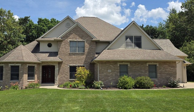 Luxury 5 BR home on private wooded lot near QC, w/hot tub, rec & fitness room