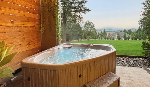 Luxury Apartment. Hot Tub, Spa Bathroom + Covered Patio with Views