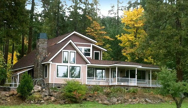 Luxury Cabin Rental in the Cascade Mountains near Crater Lake, Southern Oregon