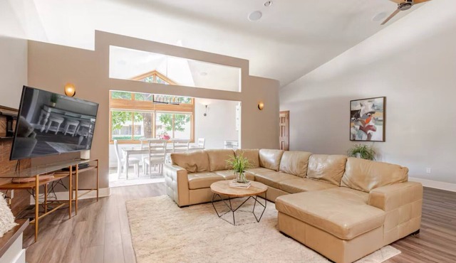 Luxury Centennial Retreat – Rooftop Hot Tub, Spa Amenities, Movie Room & Gym