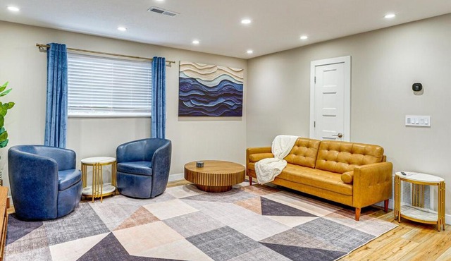 Luxury condo near city and mountains