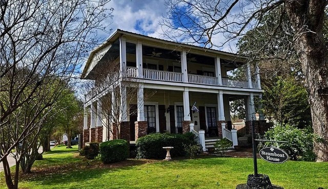 Luxury Historic 4BR Home in Downtown Natchitoches: Verandas + 2-Story Kitchen