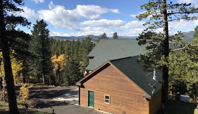 Luxury home located close to Casinos, Live music, local craft brews, & mountains