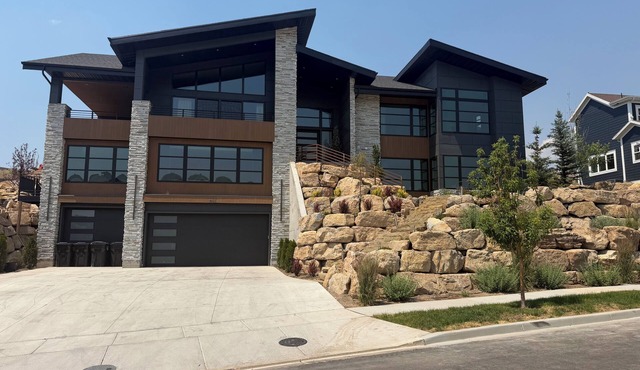 Luxury Home- Minutes from Park City- Family Friendly, Views, Sleeps 16, Spa