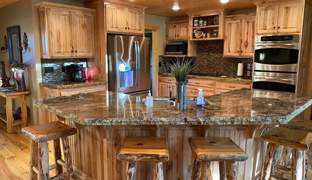 Luxury Island Park Cabin - 20 miles from Yellowstone Entrance
