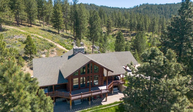 Luxury Log Cabin Near Cascade Lake, 80 Acres, RVs