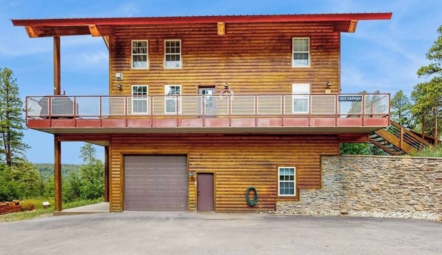 Luxury log cabin with wraparound deck and gorgeous views/Dog-Friendly