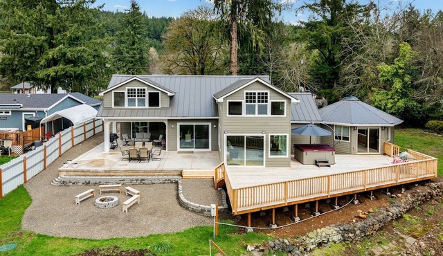 Luxury McKenzie River Retreat Near Lloyd Knox Park & Leaburg Lake, Oregon