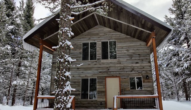 Luxury mountain retreat 19 miles to Yellowstone sleeps 10 fire pit huge yard