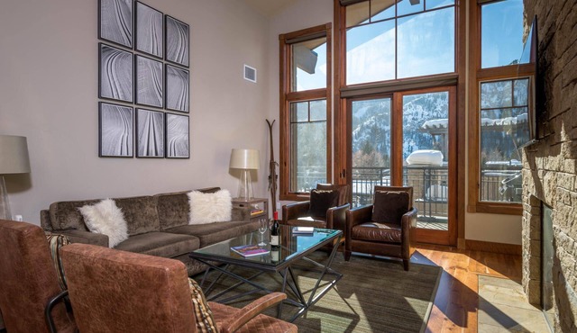 Luxury Penthouse Condo, Walkable to Ketchum