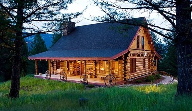 Luxury - Quintessential Montana Retreat - Ski and Fish! Sleeps 8, 3 beds 3 bath