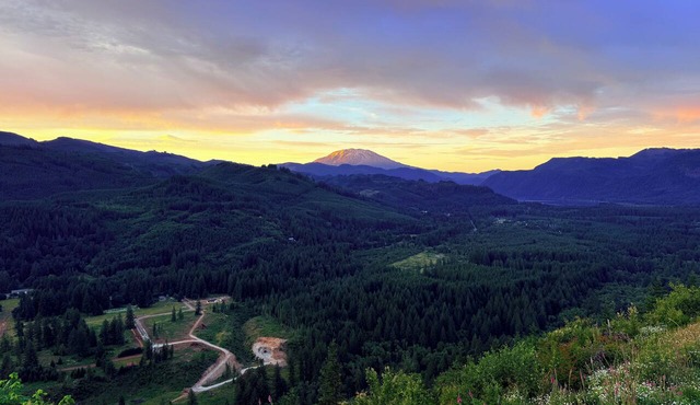 Luxury Ridge Retreat, Mt. St. Helens Views, Lake Access