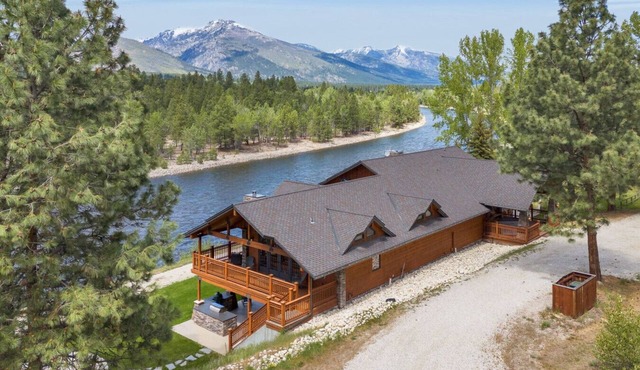 Luxury River Front Property in Hamilton