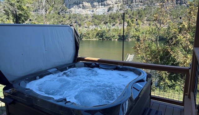Luxury Riverfront Lodge Fishing, Hot Tub & White River Access and Ozark Views” in Norfork